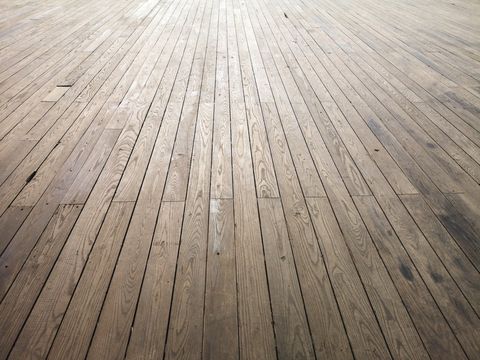 Почему широкая доска в новостройке требует особой технологии?