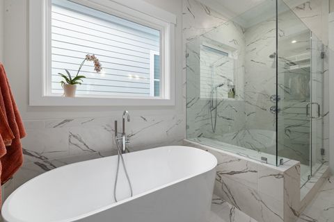 Что определяет выбор между ванной и душевой в мастер-ванной?