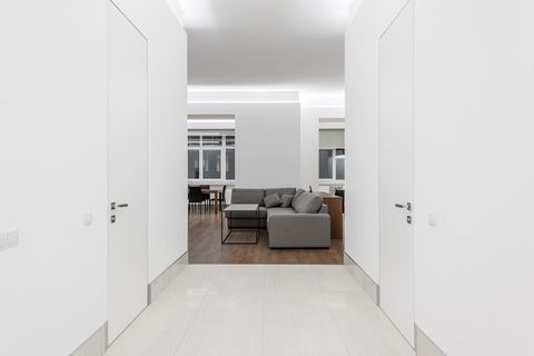 Почему серо-белая гамма работает именно в московских квартирах?